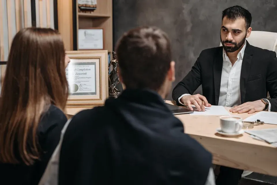 Abogado atendiendo a clientes en un estudio jurídico