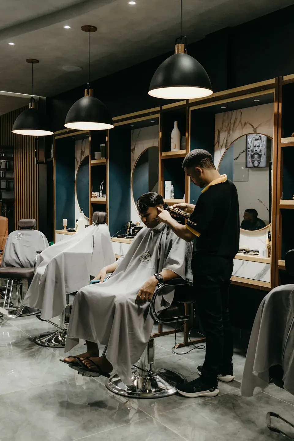 Barbero atendiendo a un cliente