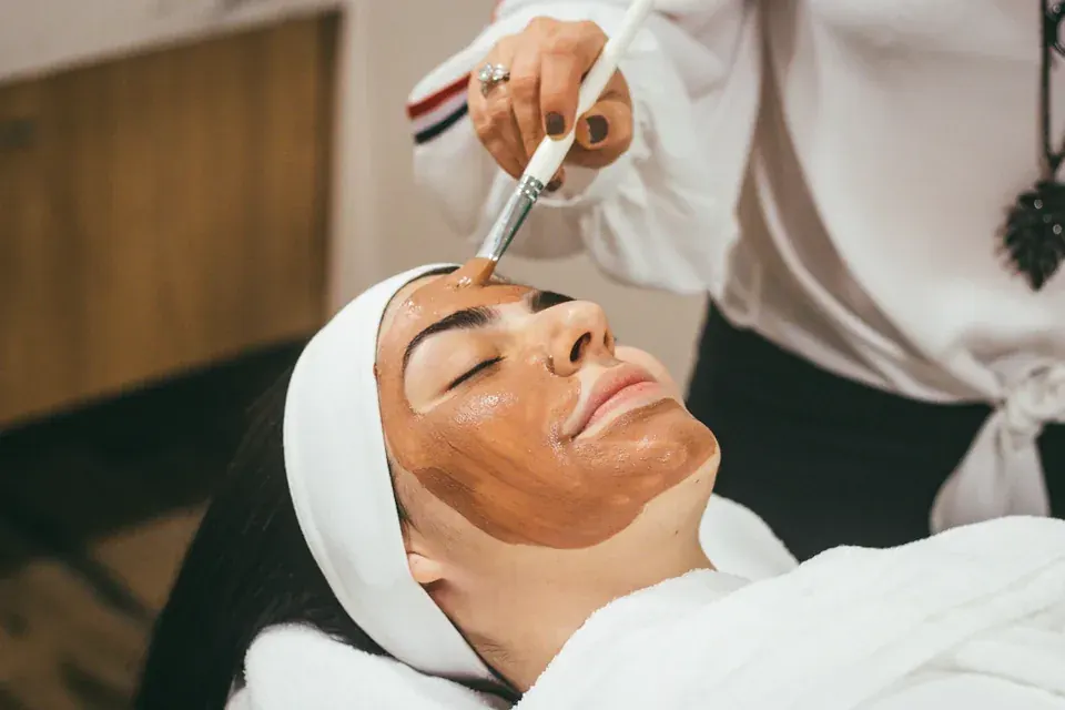 Tratamiento facial en un centro de estética