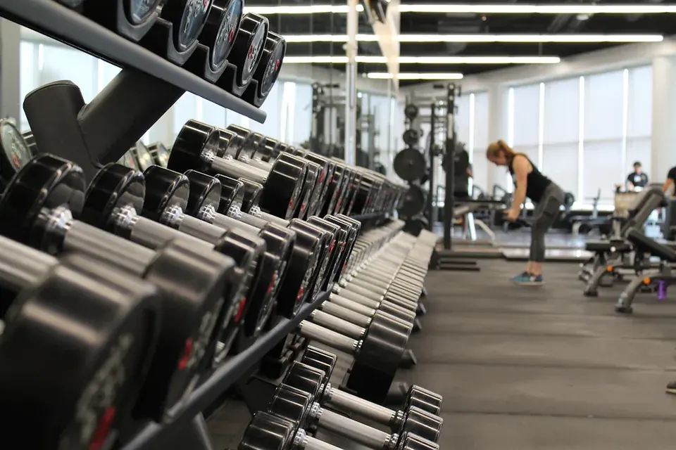 Sala de entrenamiento con pesas