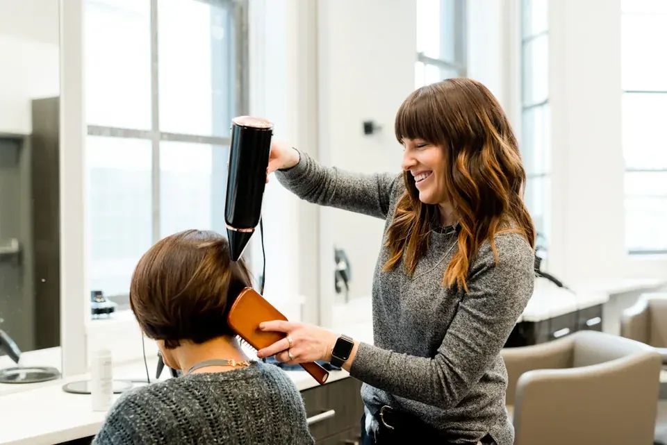 Profesional cortando el cabello en una peluquería