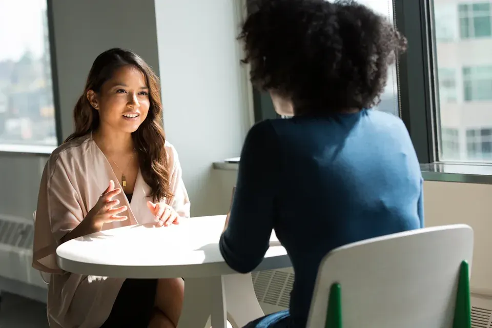 Profesional conversando con una persona en su consulta