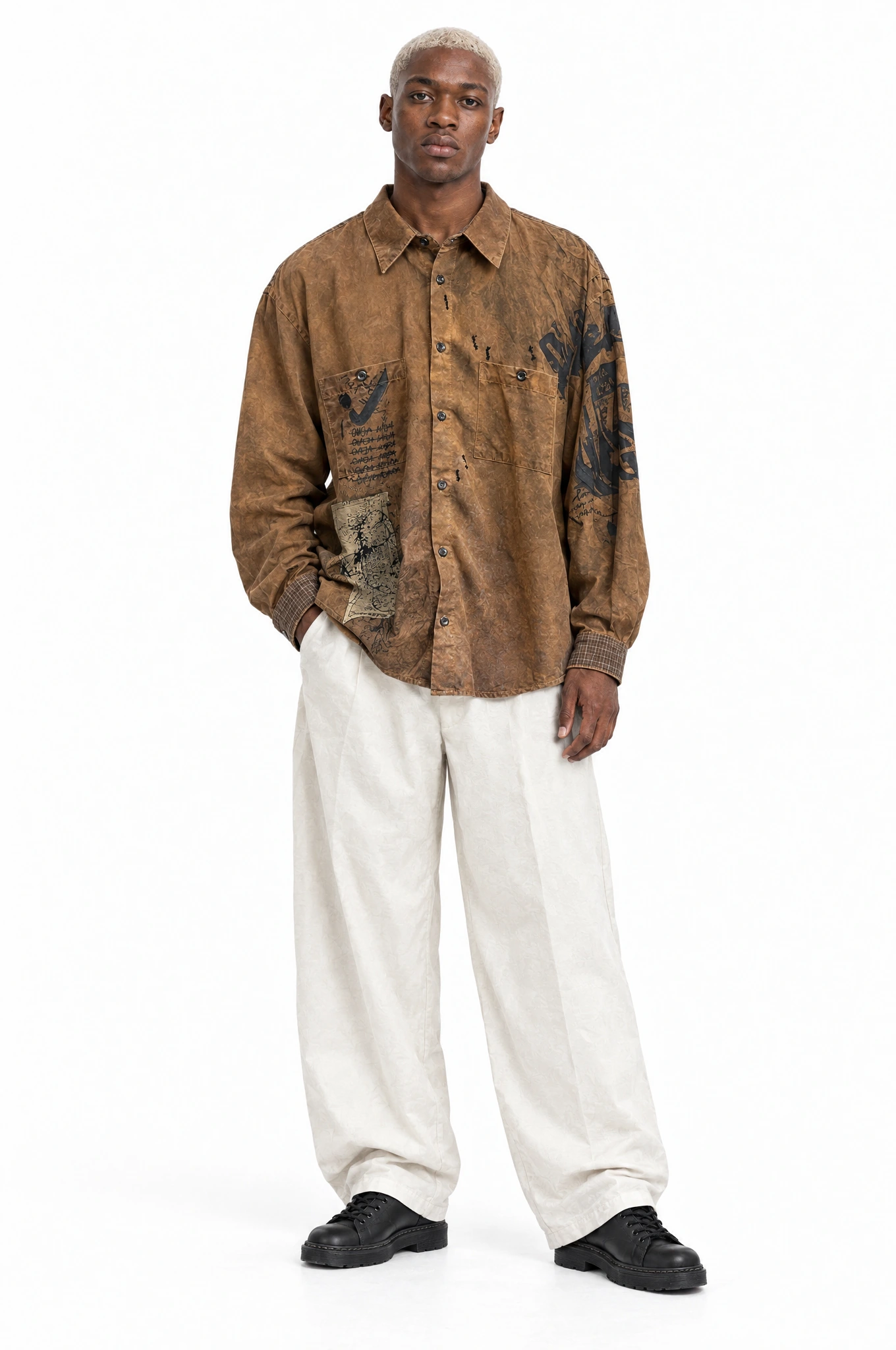 Imagen de catálogo con modelo IA: camisa estampada marrón y pantalón claro de OvejaNegra
