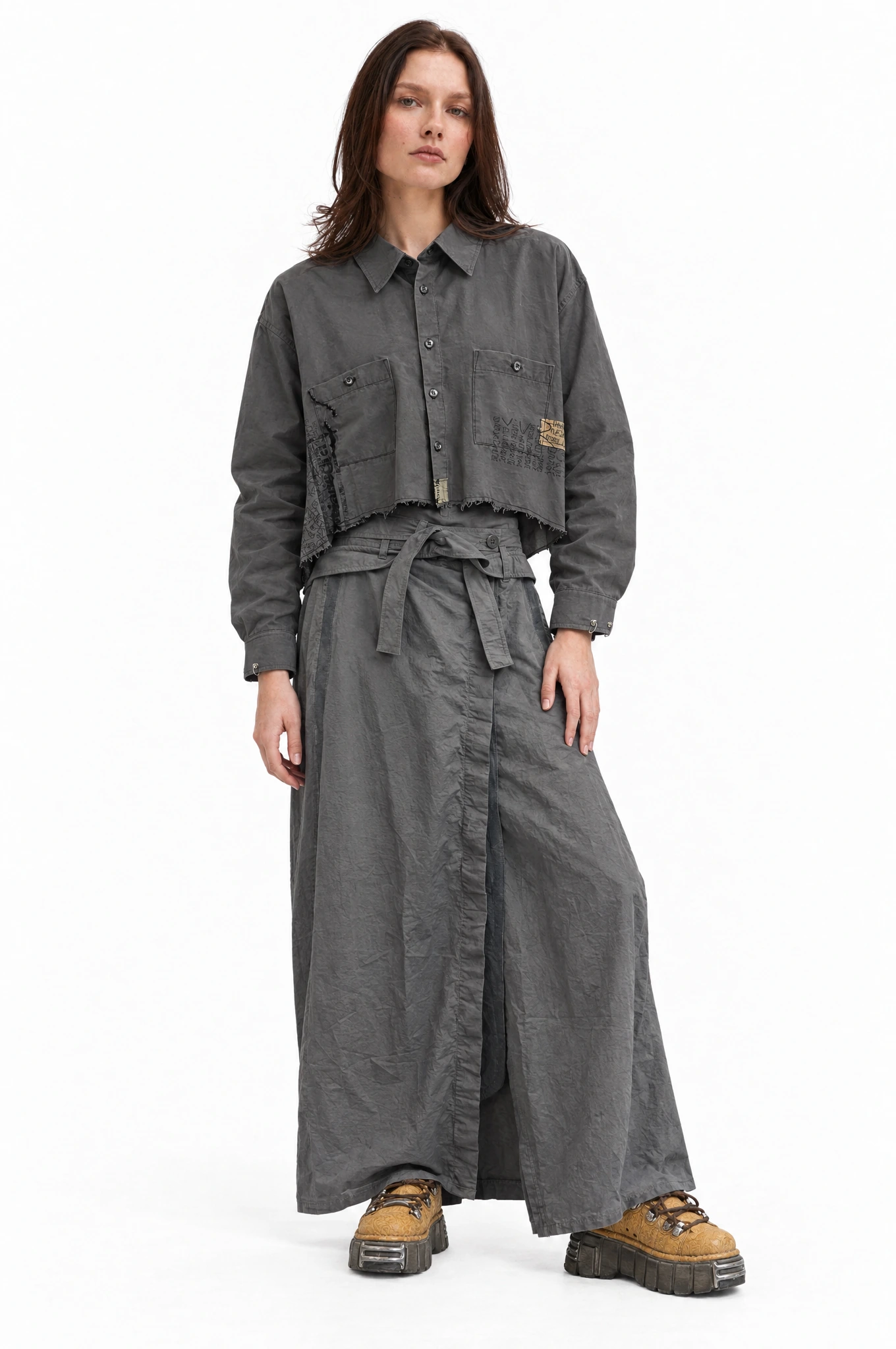 Imagen de catálogo con modelo IA: camisa corta y pantalón amplio gris de OvejaNegra